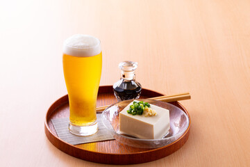 自宅でビールを楽しむ