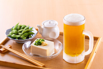 自宅でビールを楽しむ
