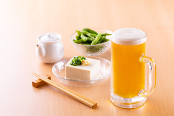 自宅でビールを楽しむ