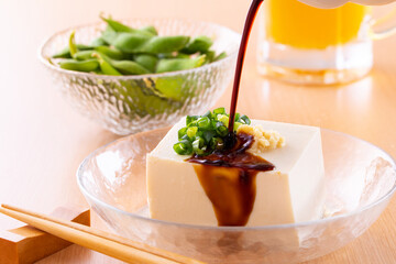 冷奴にお醤油をかける