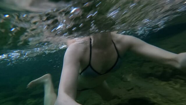 Pływanie pod wodą, ujęcie podwodne, ice swimming