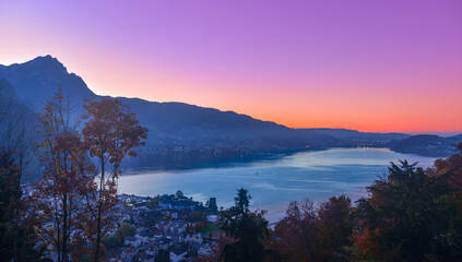 Sonnenuntergang über dem Vierwaldstättersee bei Stansstad, Schweiz