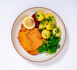 Wiener Schnitzel - Schweineschnitzel, Kalbschnitzel, Hühnerschnitzel auf einen Teller mit weißen hintergrund