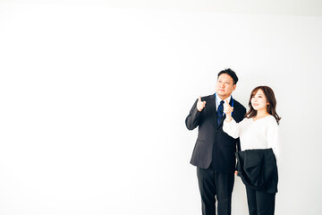 二人で指を指すビジネスパーソン