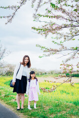 入学式に行く女の子とお母さん