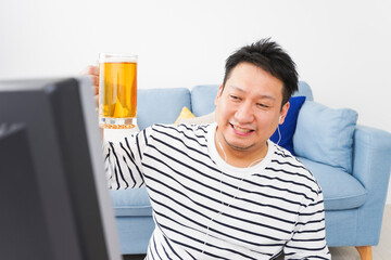 オンライン飲み会をする中年の男性