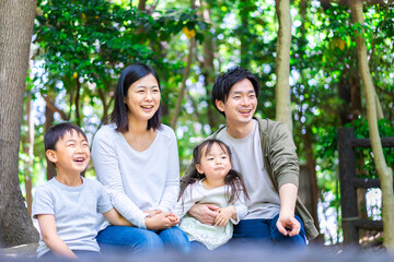 森で自然観察をするファミリー