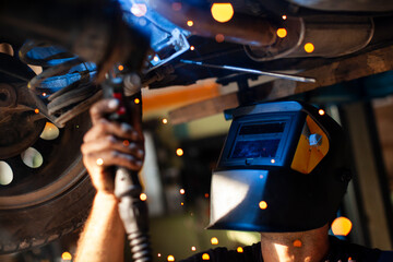 Mechanic electrode welding car chassis