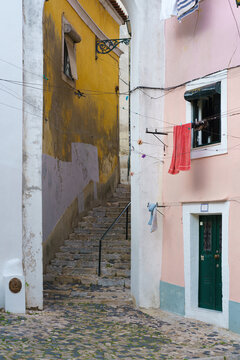 Alte Hausfassaden im Stadtviertel Alfama in Lissabon, Portugal