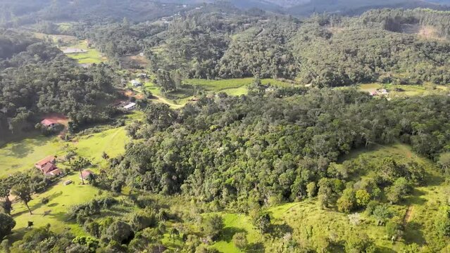 Vista a&eacute;rea de uma estrada com carros 
