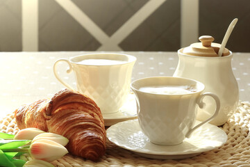 Kawa. Poranna kawa z rogalikiem. Coffee. Morning coffee with a croissant.