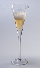 Crystal glass for sparkling wines, champagnes and lambruscos, served chilled