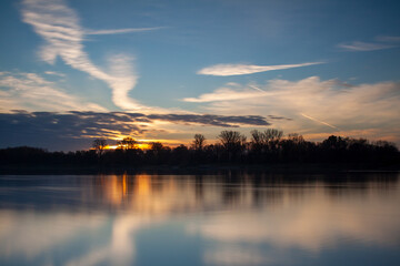 Fototapeta na wymiar Wschód słońca nad rzeką