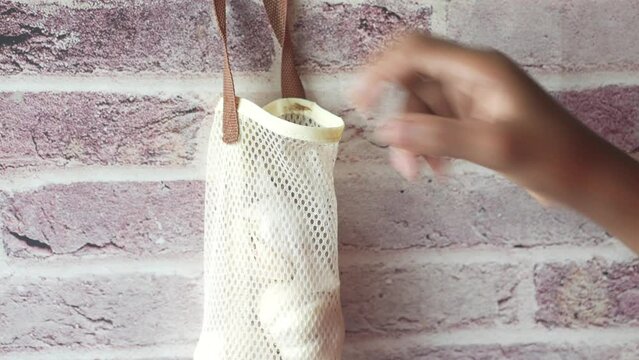 putting garlic in a reusable bag 