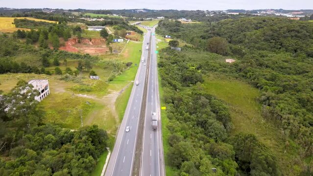 Vista a&eacute;rea de uma estrada com carros 