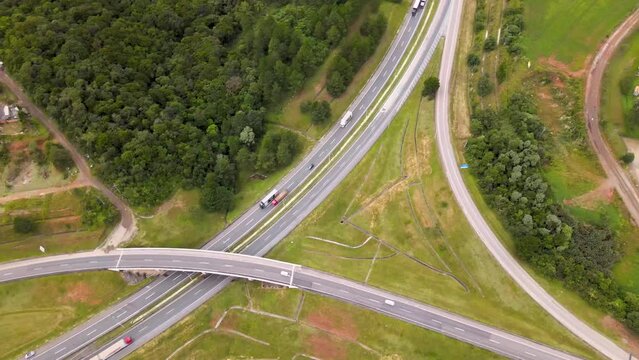 Vista a&eacute;rea de uma estrada com carros 