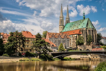 görlitz, deutschland - ufer an der neiße mit peterskirche