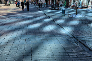 Reflected from the windows of the sun's rays on a pedestrian street.