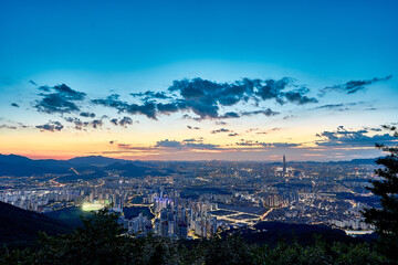 Obraz premium sunset over the city