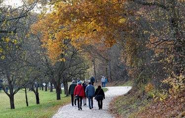 spaziergänger im freilichtmuseum bad sobernheim