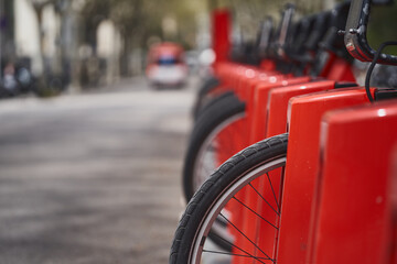 Fototapeta premium Parking de bicicletas públicas en Barcelona en la calle asfaltada en el día