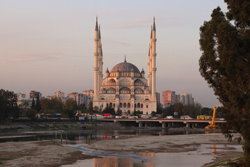 Naklejka premium The Stone Bridge and Sabanci Mosque, Adana, Turkey