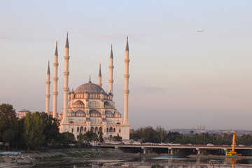 Obraz premium The Stone Bridge and Sabanci Mosque, Adana, Turkey
