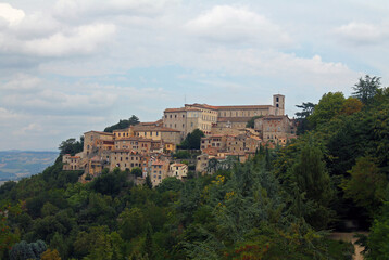 Fototapeta na wymiar The historical city of Gubbio laying on a green hill in Umbria