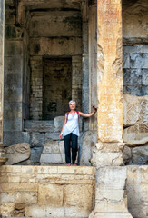 Fototapeta na wymiar Schnittmenge der Zeiten - Diana-Tempel im Südfranzösichen Nîmes mit moderner Frau