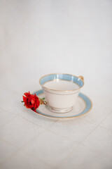 Obraz na płótnie Canvas cup of tea with red rose