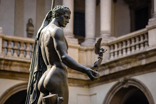 Pinacoteca di Brera, Milano, Statua di Napoleone altri monumenti