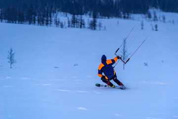 Fototapeta na wymiar kiting in the winter mountains in russia