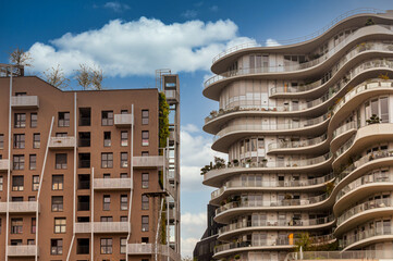 Façades d'immeubles d'habitation avec balcon