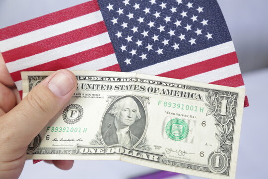 Nota de 1 dolar americano com bandeira dos estados unidos.