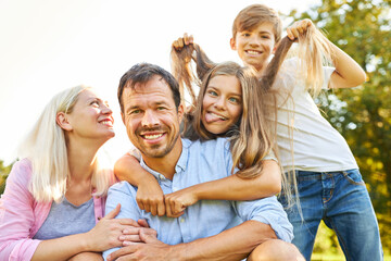 Familie und Kinder beim Grimasse schneiden