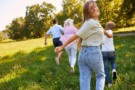 Teenager beim Laufen über eine grüne Wiese