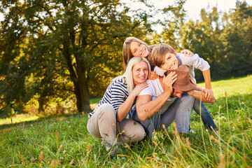 Glückliche Familie und zwei Kinder umarmen sich