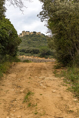 Vue sur le Château de Gicon depuis un chemin de randonnée (Occitanie, France)