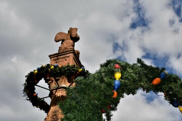Marktbrunnen mit österlicher Dekoration in Michelstadt im Odenwald