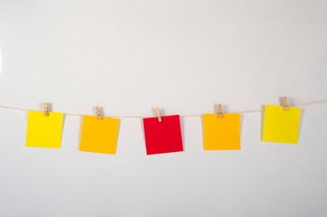 Post its amarillos y rojo para conceptos, ejercicios, etrategia y trabajo en equipo