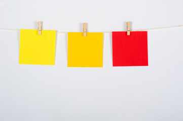 Tres postiks verdes colgados para ejercicio, de color amarillo, naranja y rojo para estrategia o...