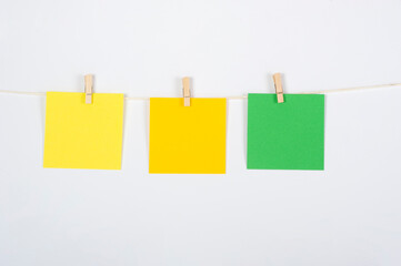 Tres post its colgados para ejercicio, amarillo, naranja y verde para  estrategia o trabajo en equipo, conceptos a tratar.