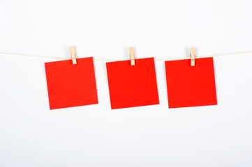 Tres post its rojos colgados para ejercicio, estrategia o trabajo en equipo, conceptos a tratar. - obrazy, fototapety, plakaty