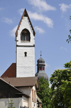 zwei kircht&uuml;rme in der gemeinde zel