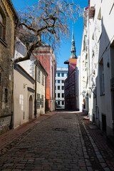 Fototapeta na wymiar Narrow cobblestone street in the Old Town of Riga, Latvia