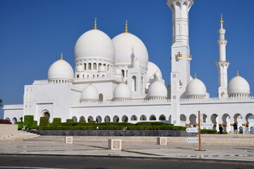 Fototapeta na wymiar Sheikh Zayed Grand Mosque (Abu-Dhabi, UAE)