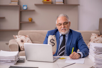 Obraz premium Old male boss working from home in remuneration concept