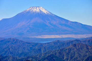 丹沢山地の檜洞丸より初冬の富士山を望む
丹沢　檜洞丸より富士山、奥左から大洞山（角取山）、三国山、鉄砲木ノ頭（明神山）
