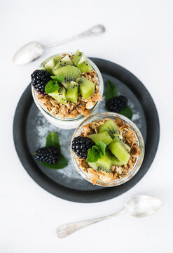 Kiwi and blackberry parfait with homemade granola