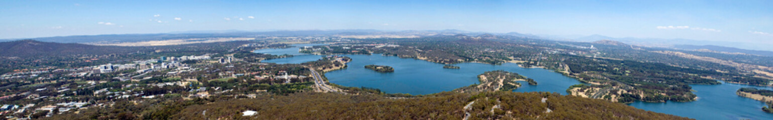 Fototapeta na wymiar The city of Canberra showing city and lake Burley Griffin.